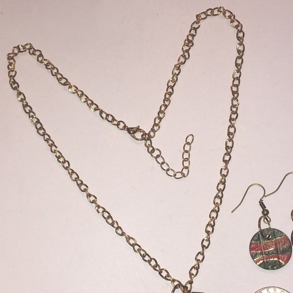 Elegant Gold Tone Green and Red Pendant Necklace Set - Picture 4 of 6